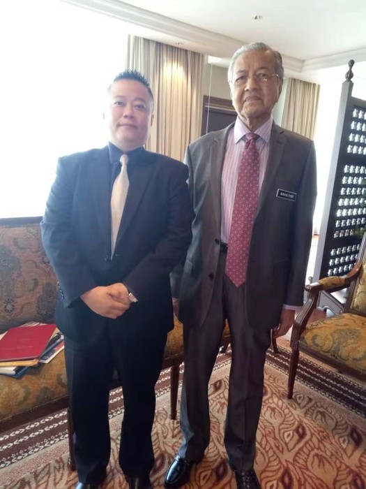 左为云铜集团主席助理,右为马来西亚总理马哈蒂尔阁下 左为云铜集团主席助理,右为马来西亚总理马哈蒂尔阁下